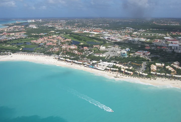 Aruba, Caribe: Com uma atmosfera vibrante e acolhedora, a ilha oferece uma variedade de atividades emocionantes, como mergulho, snorkeling e windsurf. A capital, Oranjestad, encanta com sua arquitetura colorida e lojas duty-free. 
