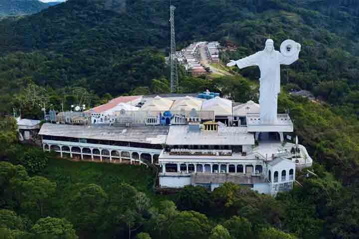 O Cristo Luz, com 33 metros de altura e 22 de largura, é um dos maiores atrativos turísticos de Balneário Camboriú (SC). De braços abertos, o Cristo segura um canhão de luz, que simboliza o sol e ilumina a cidade com efeitos especiais.