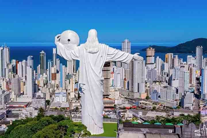 Inaugurado na década de 1990, o monumento tem forte impacto cultural, social e econômico. Localizado a 155 metros de altura, possui estrutura artesanal em argamassa, ferro e cimento. À noite, a iluminação colorida encanta moradores e turistas.