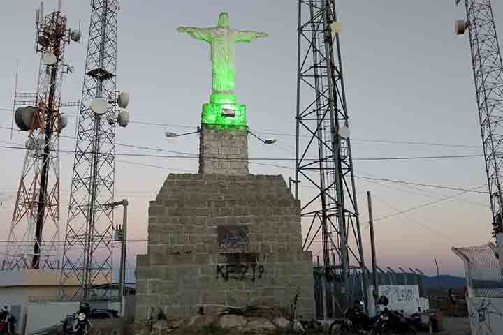 Instalada em 1939 no Morro do Cristo Rei, a estátua do Cristo Redentor é um dos principais pontos turísticos de Cajazeiras (PB). Foi doada por Silvino Bandeira e se tornou símbolo da cidade e do Alto Sertão paraibano.