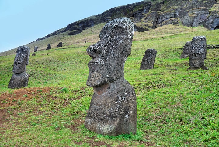 Ilha de Páscoa, Chile: A ilha é famosa por suas enigmáticas estátuas de pedra, chamadas de moais. Os visitantes ainda podem explorar vulcões extintos, praias de areia branca e a rica história da civilização Rapa Nui.