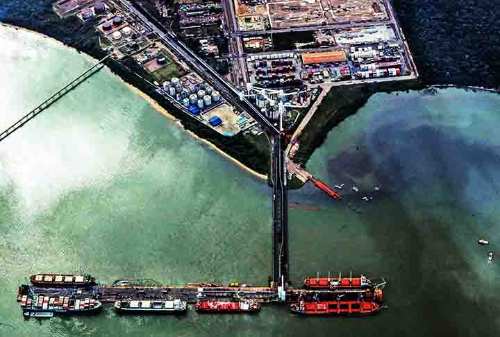 O Porto de Vila do Conde, em Barcarena (PA), é crucial para o escoamento de minérios e grãos da região Norte. O porto possui terminais especializados para bauxita, soja e milho.