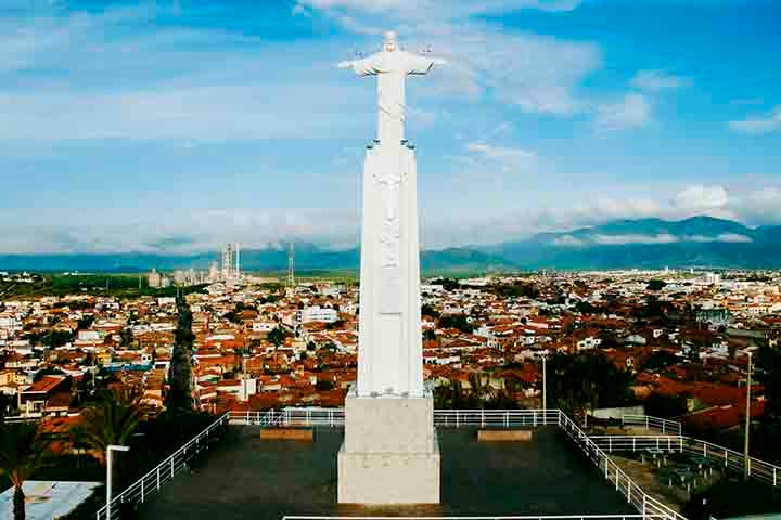 Sobral (CE) está modernizando o Alto do Cristo, com restauração do Cristo Redentor e reurbanização do entorno. O projeto inclui escadaria até o Centro, mirantes, playground, equipamentos esportivos e um anfiteatro.
