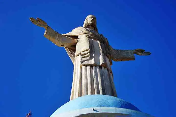 O Cristo Redentor de Itaperuna (RJ) celebrou sua geminação com o Cristo do Corcovado em 2021, tornando-se o primeiro do Brasil a receber esse reconhecimento. Localizado no alto do Centro, o monumento é símbolo de fé e identidade da cidade.
