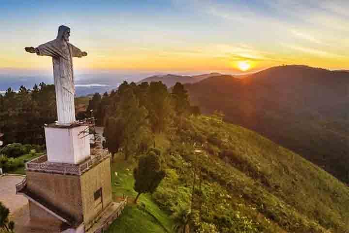A estátua mede 16 metros, sobre um pedestal de 14 metros, totalizando 30 metros. Com 500 toneladas, impressiona por sua grandiosidade. O local abriga o Parque do Cristo, com estrutura turística, teleférico e uma das vistas mais bonitas da cidade.