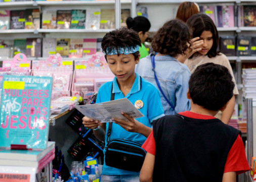 Movimenta&ccedil;&atilde;o de leitores nos stands da Bienal do Livro, no Centro de Eventos