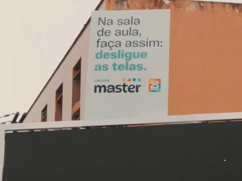 Timoneiro apaga o outdoor em campanha para o Colégio Master