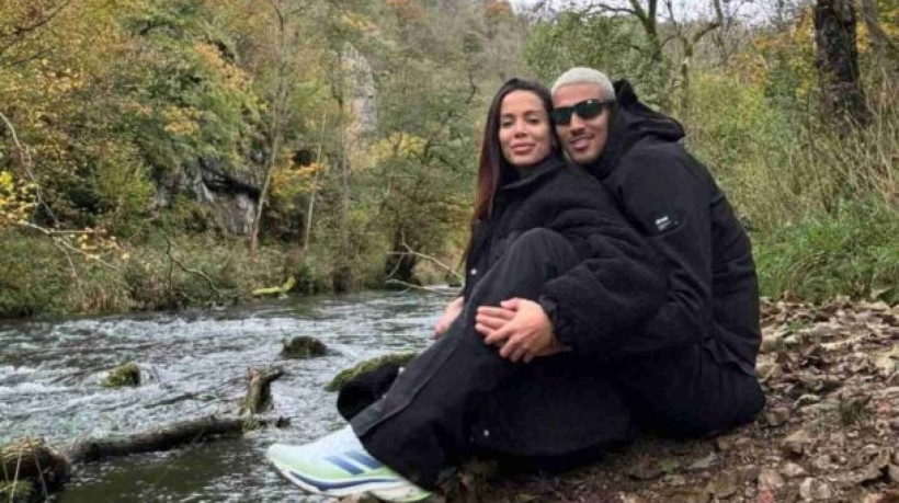 Jogador teve um relacionamento com a cantora por cinco meses. Após artista dispensá-lo, volante se reaproximou da mãe de sua filha