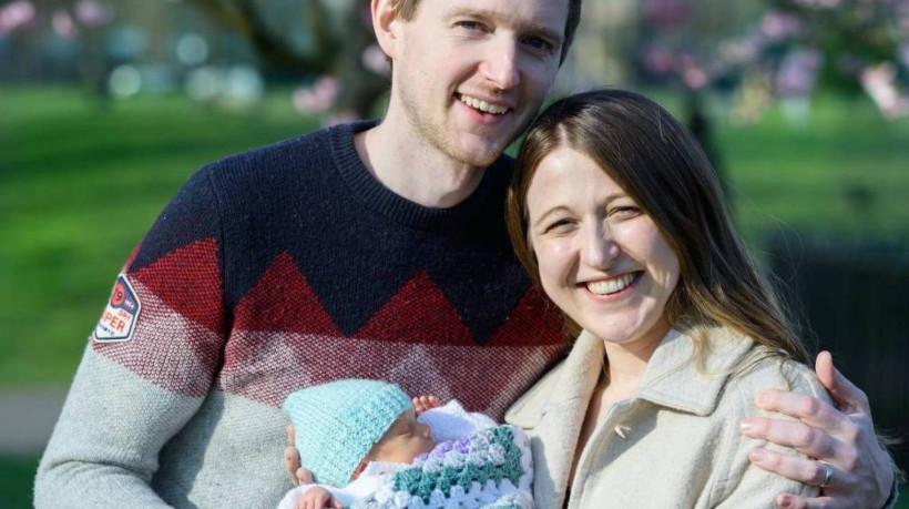 Amy nasceu em 27 de fevereiro em hospital de Londres, dois anos após sua mãe, Grace Davidson, passar por uma cirurgia de transplante de útero