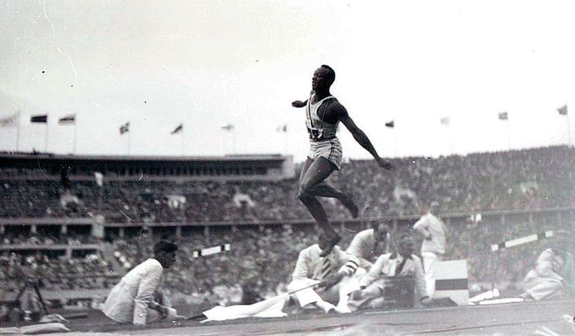 Jesse Owens (1913-1980) - Atleta americano, ganhou o Ouro Olímpico em 100m rasos, 200m rasos, 4 x 100m rasos e salto em distância, em 1936, em plena Alemanha Nazista. Sua vitória aconteceu diante do olhar enfurecido de Hitler, que cuspia discursos sobre a suposta supremacia ariana.