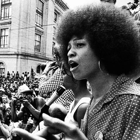 Angela Davis - Professora e filósofa americana,  26/1/1944, alcançou notoriedade nos anos 1970 como integrante do Partido Comunista dos Estados Unidos e do grupo Panteras Negras, que monitorava a ação policial na Califórnia e era considerado uma ameaça à ordem urbana pelo FBI. 