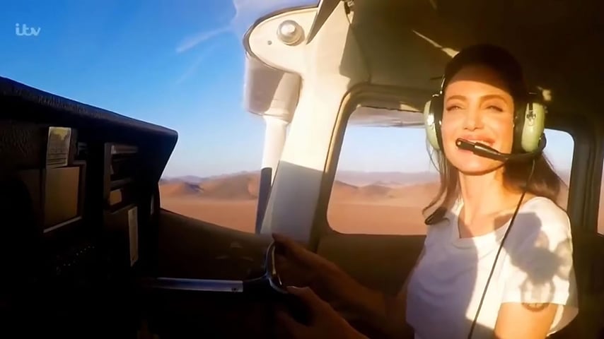 Apaixonada por voar, a atriz Angelina Jolie fez o curso e tem licença de piloto desde 2004, habilitada para voos por instrumentos. Angelina tem um monomotor.