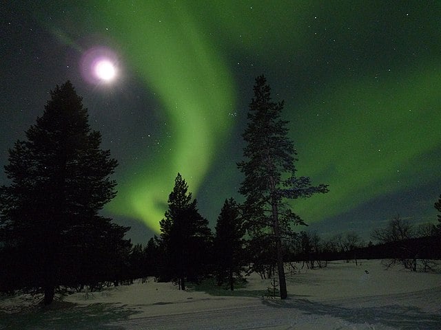 As chamadas tempestades solares têm o potencial de aumentar a ocorrência das auroras boreais, visto que elas aumentam a intensidade de energia solar recebida pelo planeta.