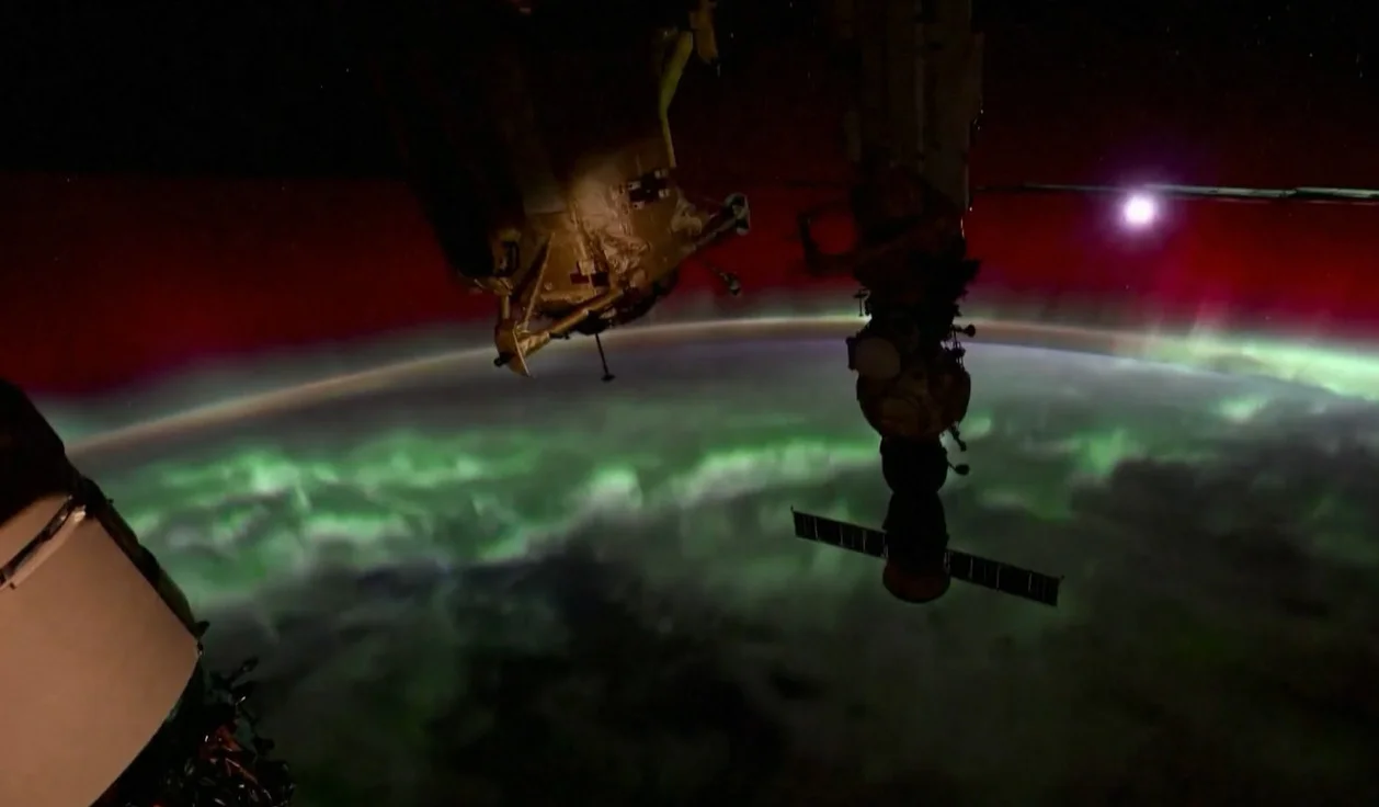 As imagens foram disponibilizadas pela Nasa e mostram auroras boreais vermelhas e verdes enquanto a Lua se põe e o Sol nasce, iluminando a espaçonave Soyuz.  