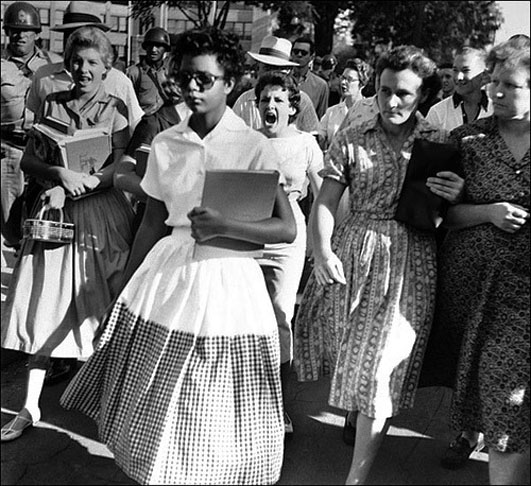 Elizabeth Eckford - Nascida em 4/10/1941, foi uma das primeiras negras a frequentar escola para brancos. Sua imagem ao chegar ao colégio, perseguida e hostilizada por brancas, principalmente Hazel Bryan (gritando), se cristalizou na simbólica foto de Will Counts, que teve grande repercussão.