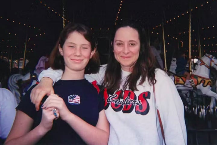 Ela [Samantha Lewes, ex-mulher de Tom Hanks] descreveu um crime horrível que o pai dela teria cometido contra uma menina. Eram relatos gráficos, com datas e detalhes, relata Elizabeth.