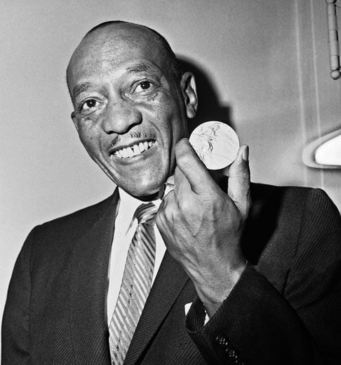 Owens declarou que sua maior decepção foi a falta de felicitações por parte do então presidente americano Franklin Roosevelt, que não mandou sequer um telegrama. Com as medalhas, ele foi saudado nas ruas, mas, ao se hospedar no hotel, teve que usar o elevador de serviço. Morreu de câncer aos 66 anos.