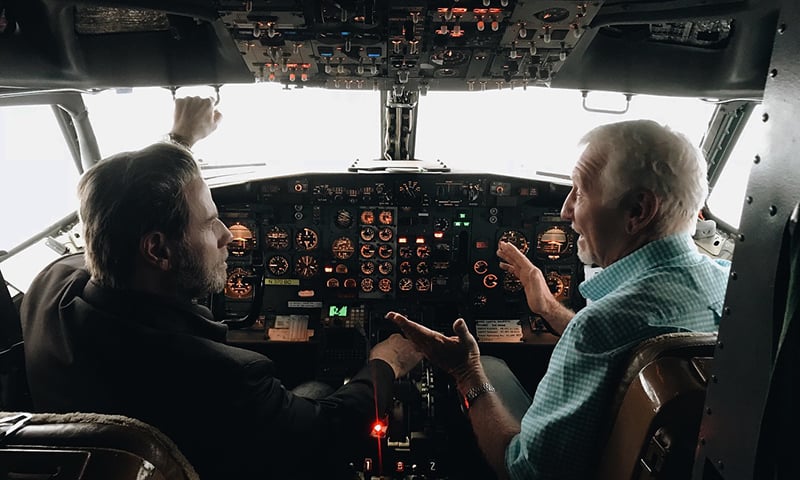 O ator americano John Travolta tem licença para pilotar diversos tipos de avião. É profissional altamente qualificado. Ele guarda aviões na garagem de casa, num condomínio aeronáutico em Ocala, na Flórida. 