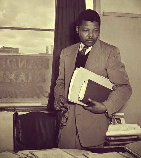 Nelson Mandela (1918-2013) - Advogado sul-africano, é considerado o mais importante líder da África Negra. Passou 27 anos na prisão, em Robben Island (sua cela hoje é ponto turístico) e foi libertado em 1990, após uma campanha internacional. 