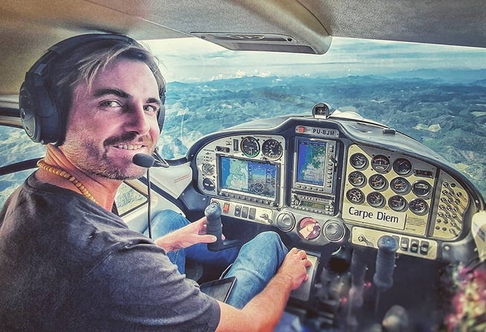 O ator brasileiro Max Fercondini é  apaixonado por aviões desde criança, tem licença de piloto particular desde 2007. Já conduziu seu monomotor em expedições pelo Brasil.