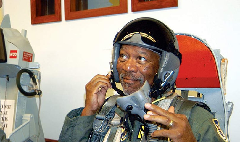 O ator americano Morgan Freeman conseguiu  seu brevê para pilotar aos 65 anos e tem aviões de diferentes fabricantes. 