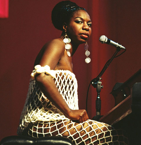  Nina Simone (1933-2003)- Cantora e pianista americana. Por ser negra, foi impedida de ingressar no Instituto de Música quando jovem.  Ganhou espaço em bares, misturando arte e ativismo. Sua canção Mississippi Goddamn tornou-se hino negro. Ela cantou no enterro de Martin Luther King.