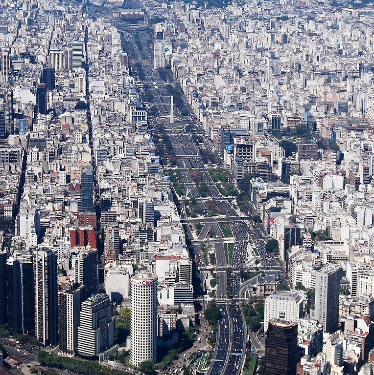 Em Buenos Aires está a Avenida 9 de Julho, considerada a mais larga do mundo (140 metros de largura). Inaugurada em 1937, ela foi projetada pelo arquiteto francês Carlos Thays. 
