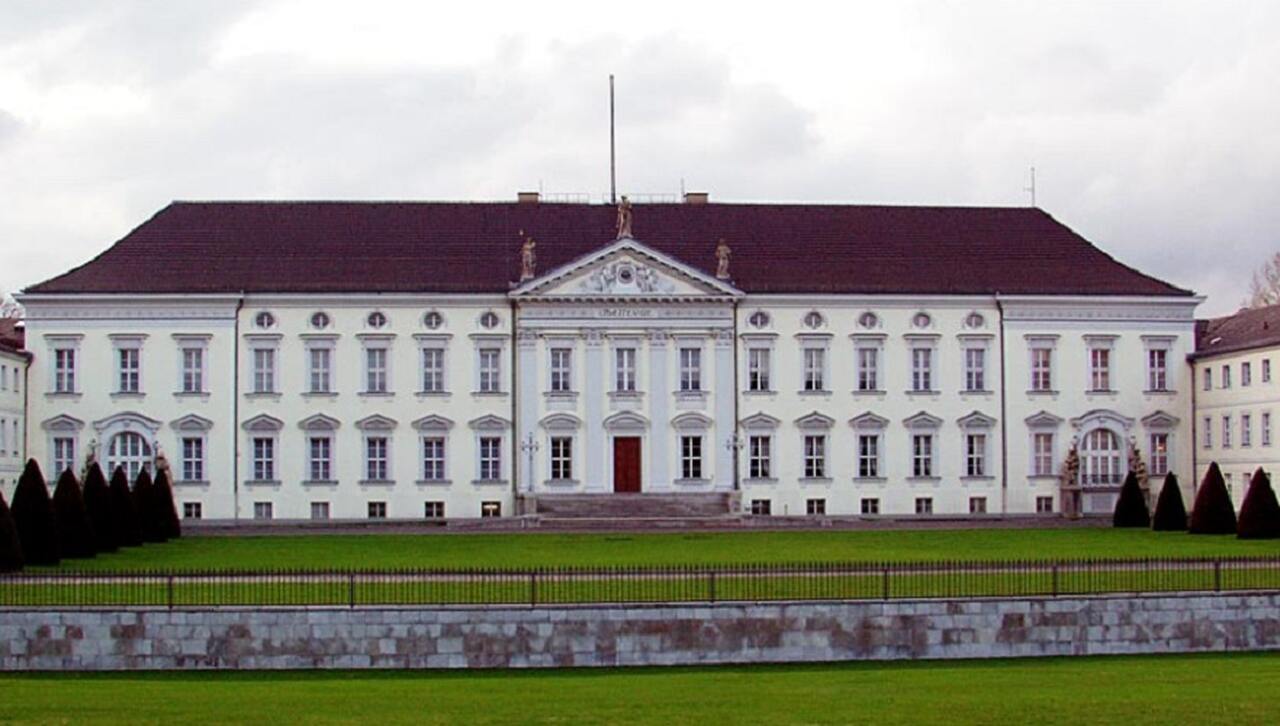 Palácio Bellevue (Schloss Bellevue) - Descrição: Construído em 1786, o Palácio Bellevue é a residência oficial do Presidente da Alemanha - Localização: Tiergarten - Referências Históricas: O palácio serviu a diferentes propósitos ao longo dos séculos, incluindo uma academia de arte e sede de governo