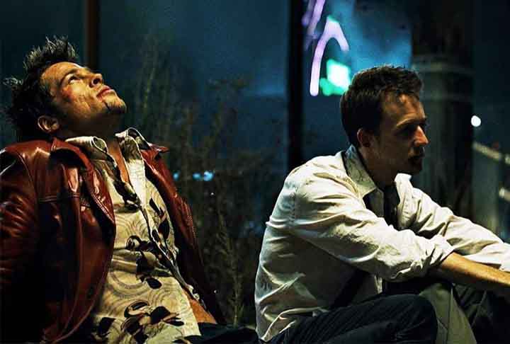 Clube da Luta (1999): dirigido por David Fincher e baseado no livro de Chuck Palahniuk, o filme segue Jack (Edward Norton), um narrador desiludido, cuja vida é transformada após conhecer Tyler Durden (Brad Pitt). Juntos, eles formam um clube secreto onde os homens podem expressar sua frustração e raiva por meio de lutas físicas. A dinâmica entre os personagens principais e os eventos que se desenrolam desafiam as percepções do espectador sobre o que é real e o que não é, criando uma experiência 