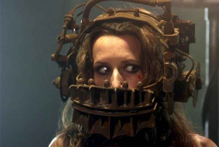 Jogos Mortais (2004): dirigido por James Wan, é um filme de terror psicológico onde pessoas encontram desafios aterrorizantes para sobreviver. Dispositivos de torturas e tomada de decisões extremas ditam o ritmo do enredo. O filme explora temas de moralidade, sobrevivência e justiça, com uma narrativa que se desenvolve em um ritmo tenso e intrigante, levando a uma conclusão impactante e surpreendente.