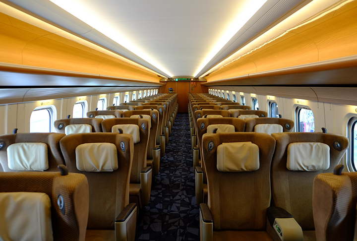 Esses trens têm espaço para até 731 passageiros e são equipados com 32 motores elétricos de indução que fornecem uma potência de 12.900 cavalos.