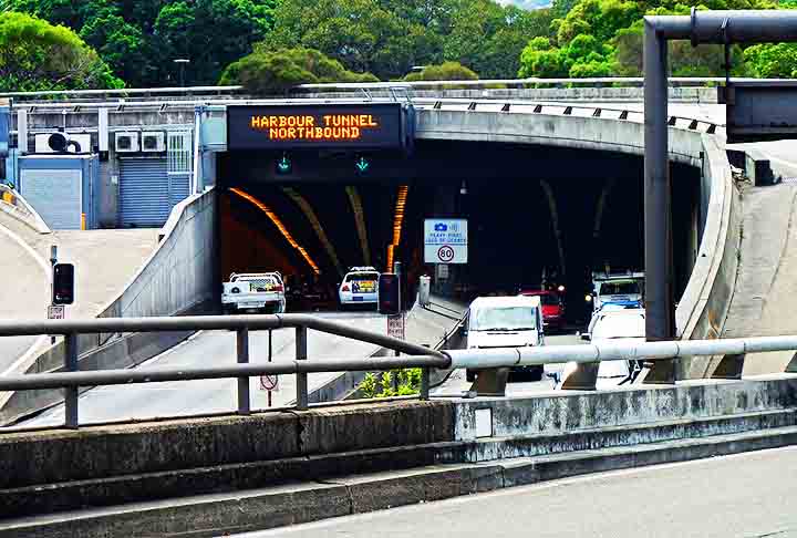 Um túnel foi construído entre 1988 e 1992 na Baía de Sydney com o objetivo de desafogar o tráfego na Ponte da Baía de a capital australiana. O túnel conecta Warringah Freeway à Cahill Expressway. Em 2005 o túnel registrou um tráfego de 86800 veículos por dia.