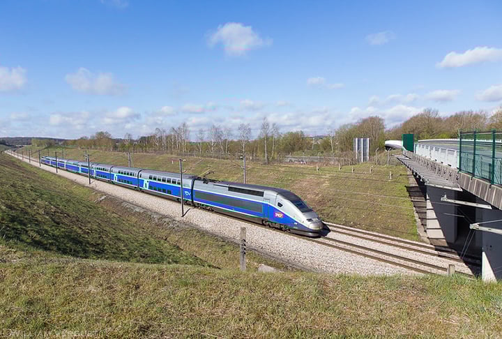 O recorde mundial de velocidade para trens convencionais pertence à França. Em 3 de abril de 2007, um deles chegou a 574,8 km/h, o que equivale a percorrer 150 metros a cada segundo!