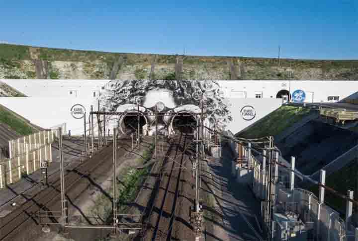 O canal da Mancha tem aproximadamente 563 km (350 milhas) de comprimento e sua parte mais larga é de 240 km (150 milhas). Seu ponto mais estreito (de Dover) tem apenas 33 km (20 milhas), de Dover até o cabo Gris Nez. 