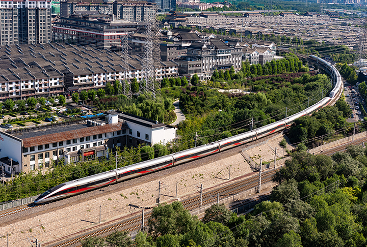 Além disso, esses trens têm espaço para até 1.200 passageiros espalhados por 16 vagões.