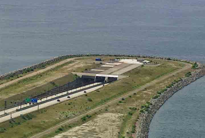 Para atravessar um corpo de água, a construção de um túnel é geralmente uma solução mais dispendiosa que a construção de uma ponte. No entanto, os requisitos poderão limitar o uso de pontes elevadas ou levadiças ao cruzar os canais de navegação, tornando necessário o uso de um túnel.