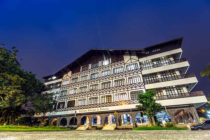 12ª - Blumenau (SC) - Em seguida, o ranking apresenta uma das principais cidades de Santa Catarina, Localizada na microrregião homônima e na Mesorregião do Vale do Itajaí, ela tem, anualmente, a Oktoberfest, que é um evento voltado aos amantes da cerveja, que atrai turistas de todo Brasil e pelo mundo.