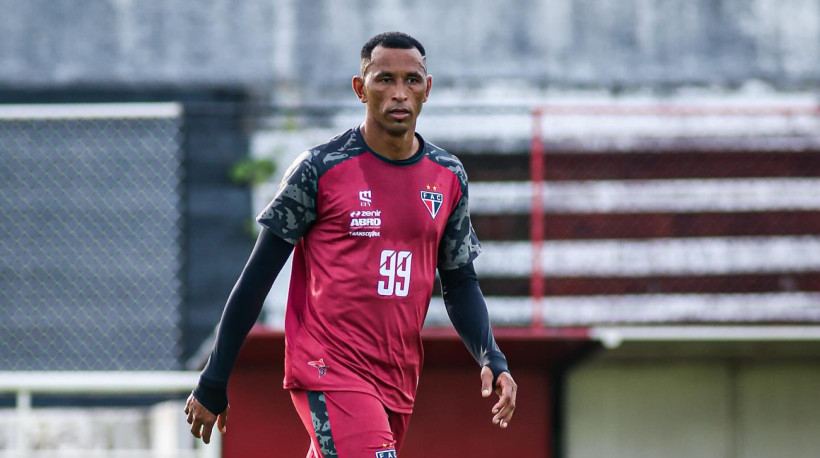 Atacante Ciel em treino do Ferrovi&aacute;rio no Elzir Cabral