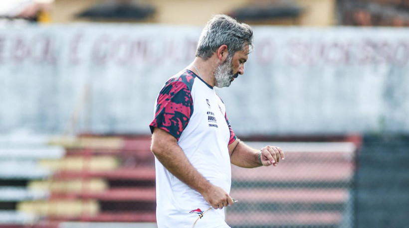 T&eacute;cnico Tiago Zorro em treino do Ferrovi&aacute;rio no Elzir Cabral