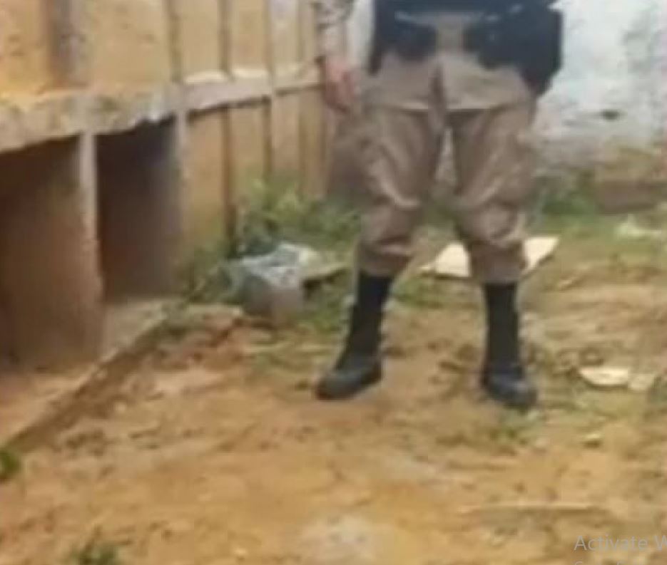 Quando chegaram, os policiais ouviram gritos de socorro e providenciaram a abertura do túmulo. Ao abrirem a sepultura, eles encontraram a mulher com ferimentos, principalmente na cabeça. 