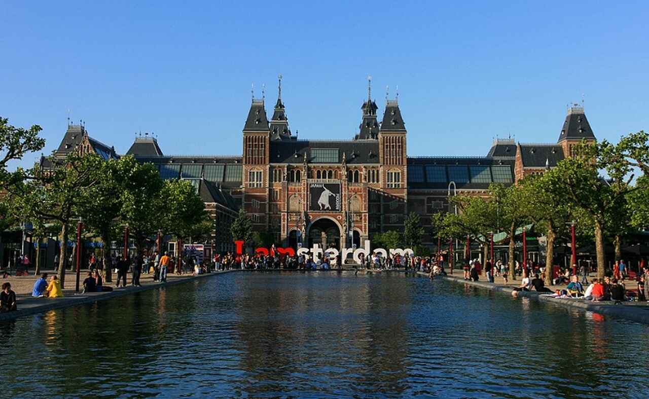 Rijksmuseum - Descrição: Fundado em 1800 e reaberto após uma grande renovação em 2013, o Rijksmuseum é o museu nacional dos Países Baixos, com uma vasta coleção de arte e história, incluindo a icônica pintura A Ronda Noturna de Rembrandt - Localização: Praça dos Museus (Museumplein) - Referências Históricas: O museu abriga obras desde a Idade Média até o Século de Ouro Holandês