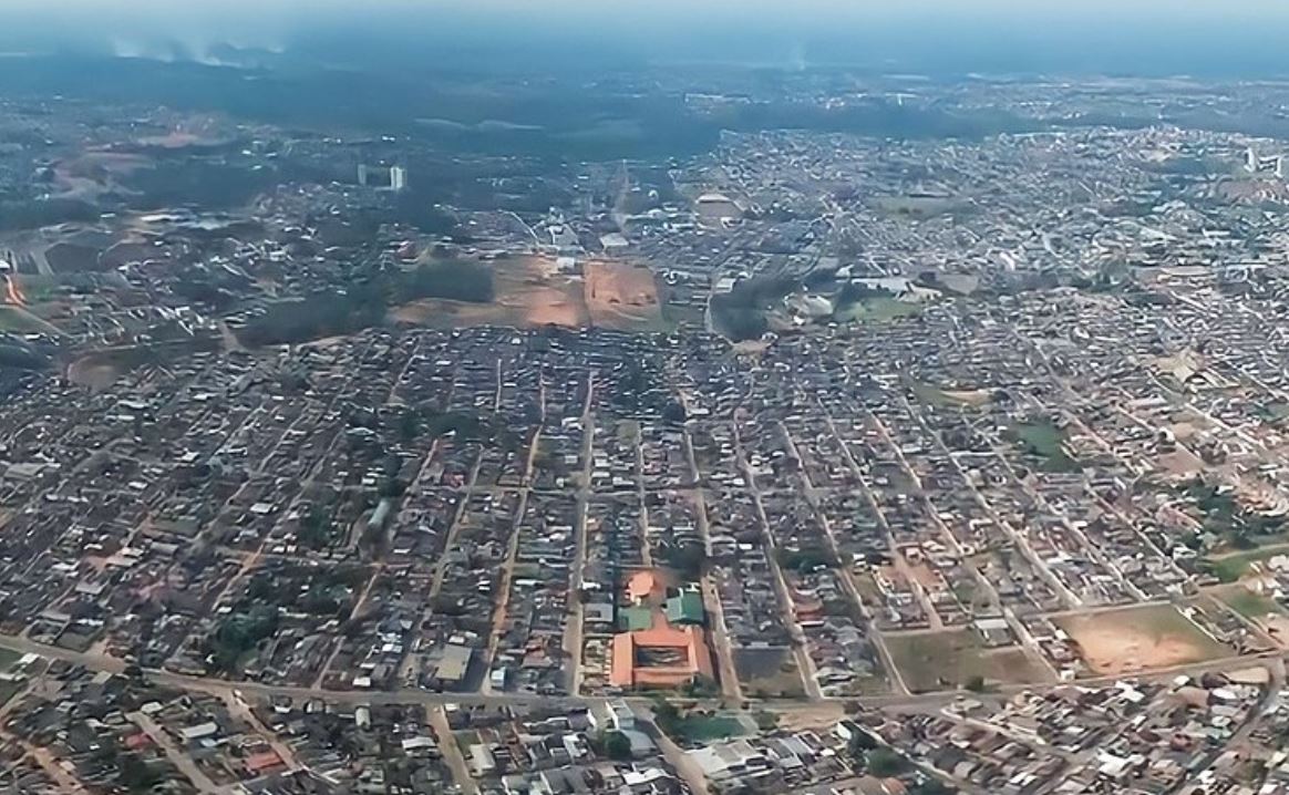 O Acre é um estado do norte do Brasil. Ele faz fronteira com o Peru e tem a Floresta Amazônica como predominante na região. Conhecido pela quantidade de castanhas, o estado é tratado com certa indiferença por boa parte das pessoas do país, especialmente do sul e sudeste.