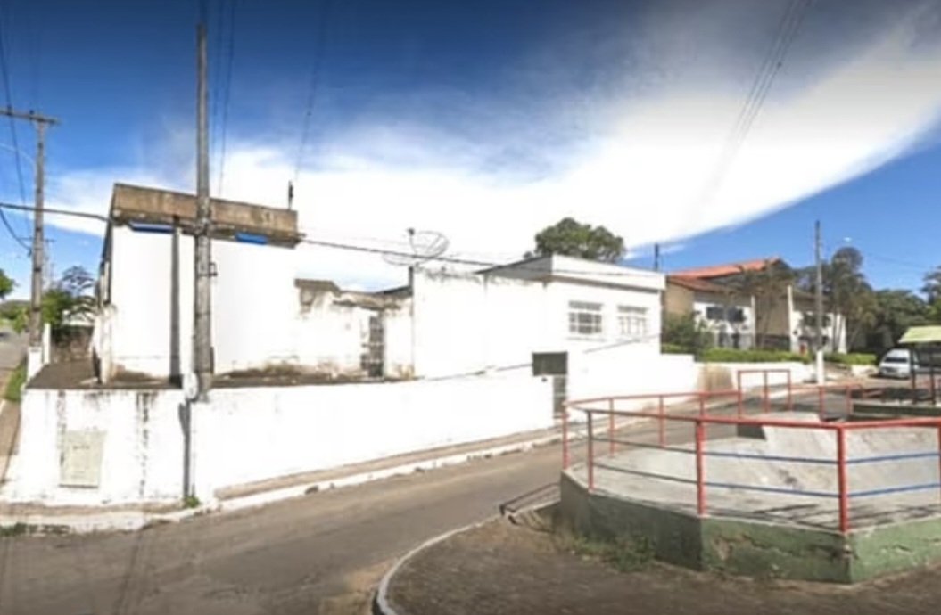 Foi no Cemitério Municipal de Visconde do Rio Branco, em Minas Gerais.  A polícia prendeu dois homens suspeitos de enterrar a mulher. 