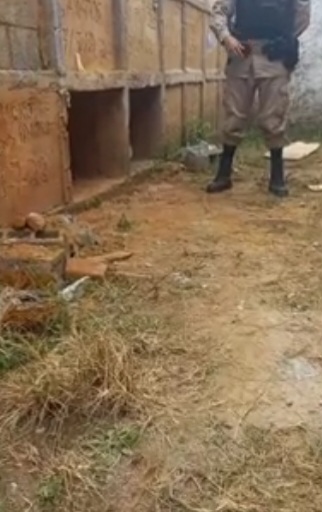 O local onde a mulher foi encontrada trata-se de um conjunto de sepulturas que estavam interditadas. Os bandidos aproveitaram o local ermo para cometer o crime. 