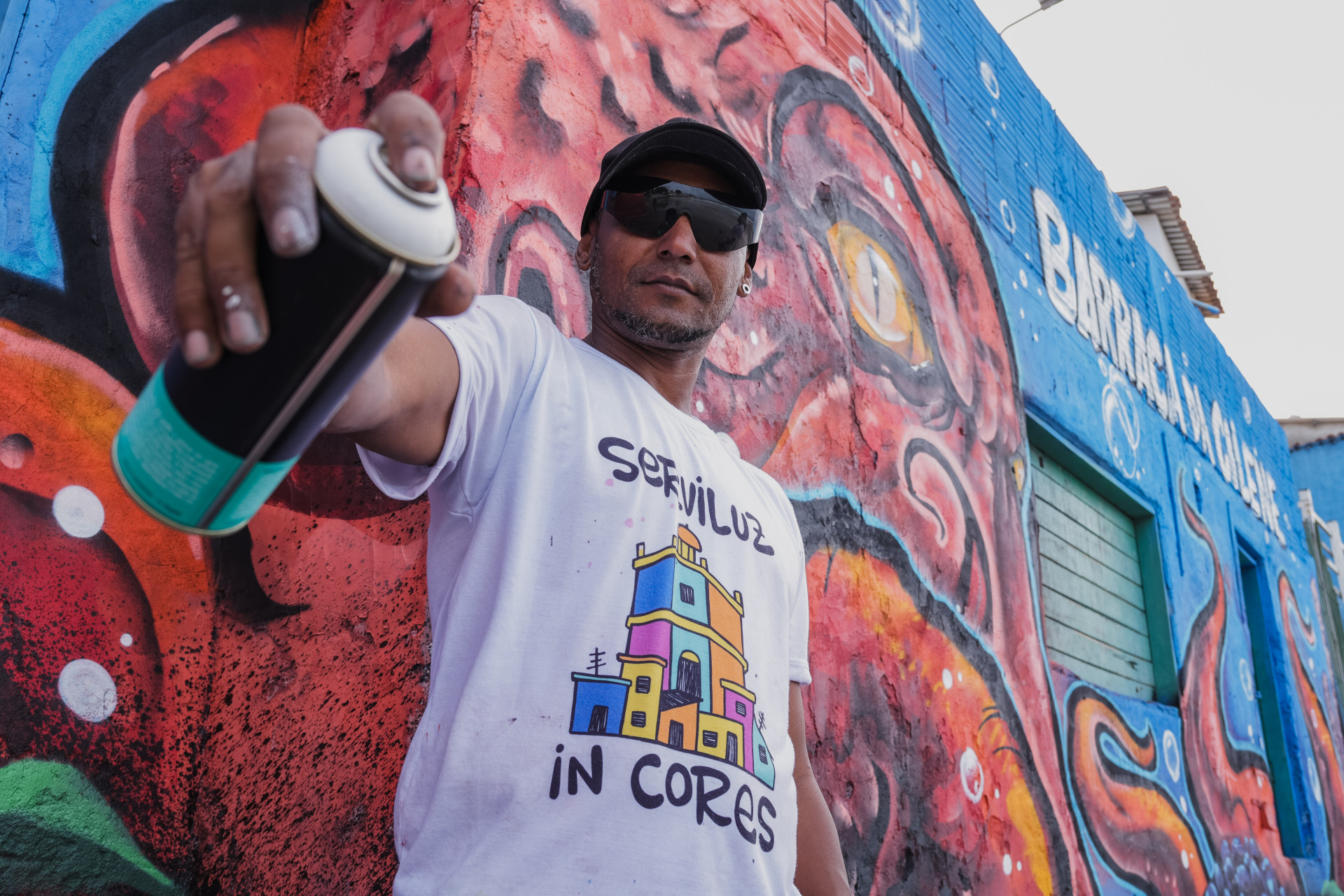 FORTALEZA-CE, BRASIL, 09-04-2025: O grupo Serviluz em Cores se reúne para pintar a casa de moradores do Titanzinho. (Foto: Fernanda Barros/ O Povo)