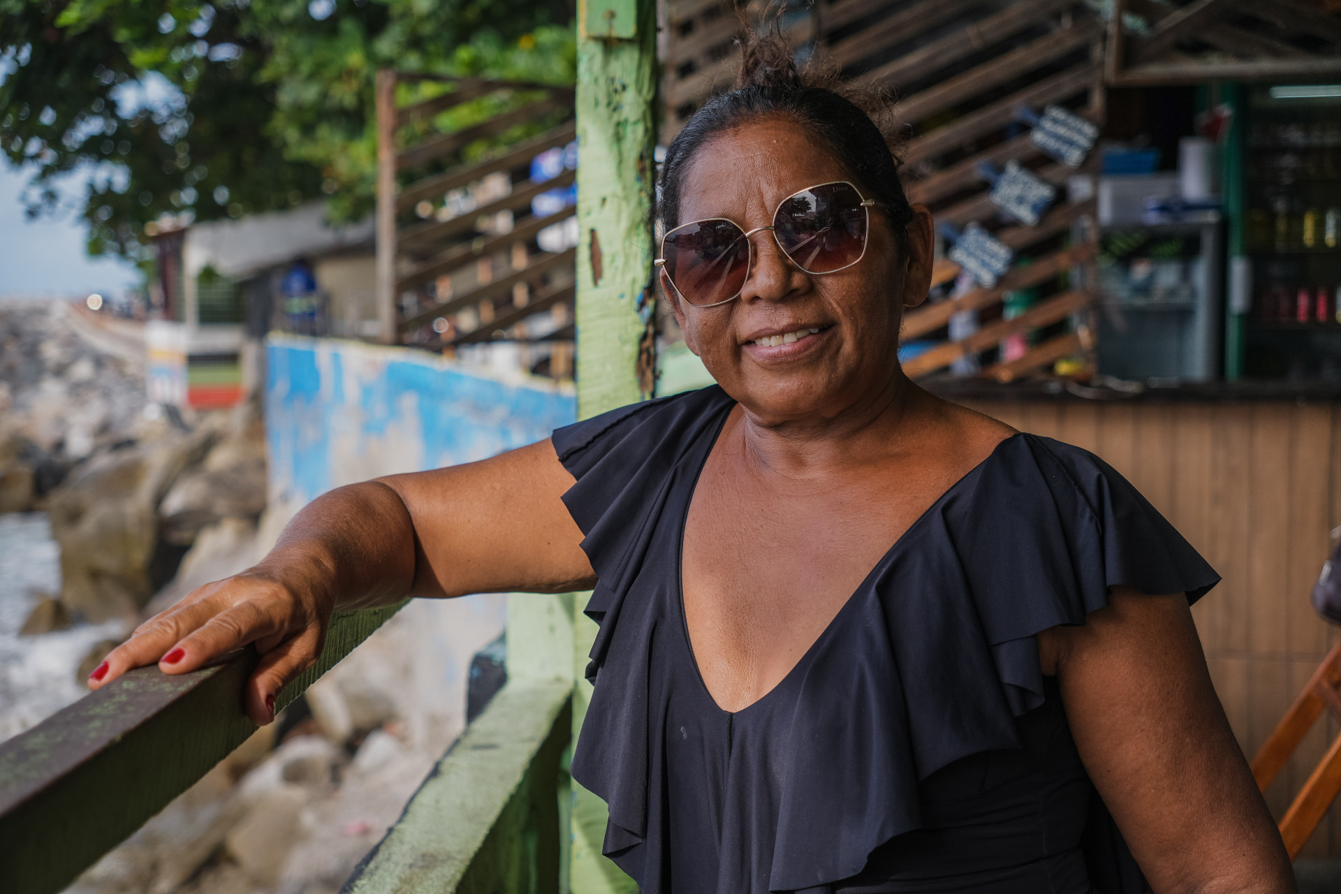FORTALEZA-CE, BRASIL, 09-04-2025: O grupo Serviluz em Cores se reúne para pintar a casa de moradores do Titanzinho. (Foto: Fernanda Barros/ O Povo)
