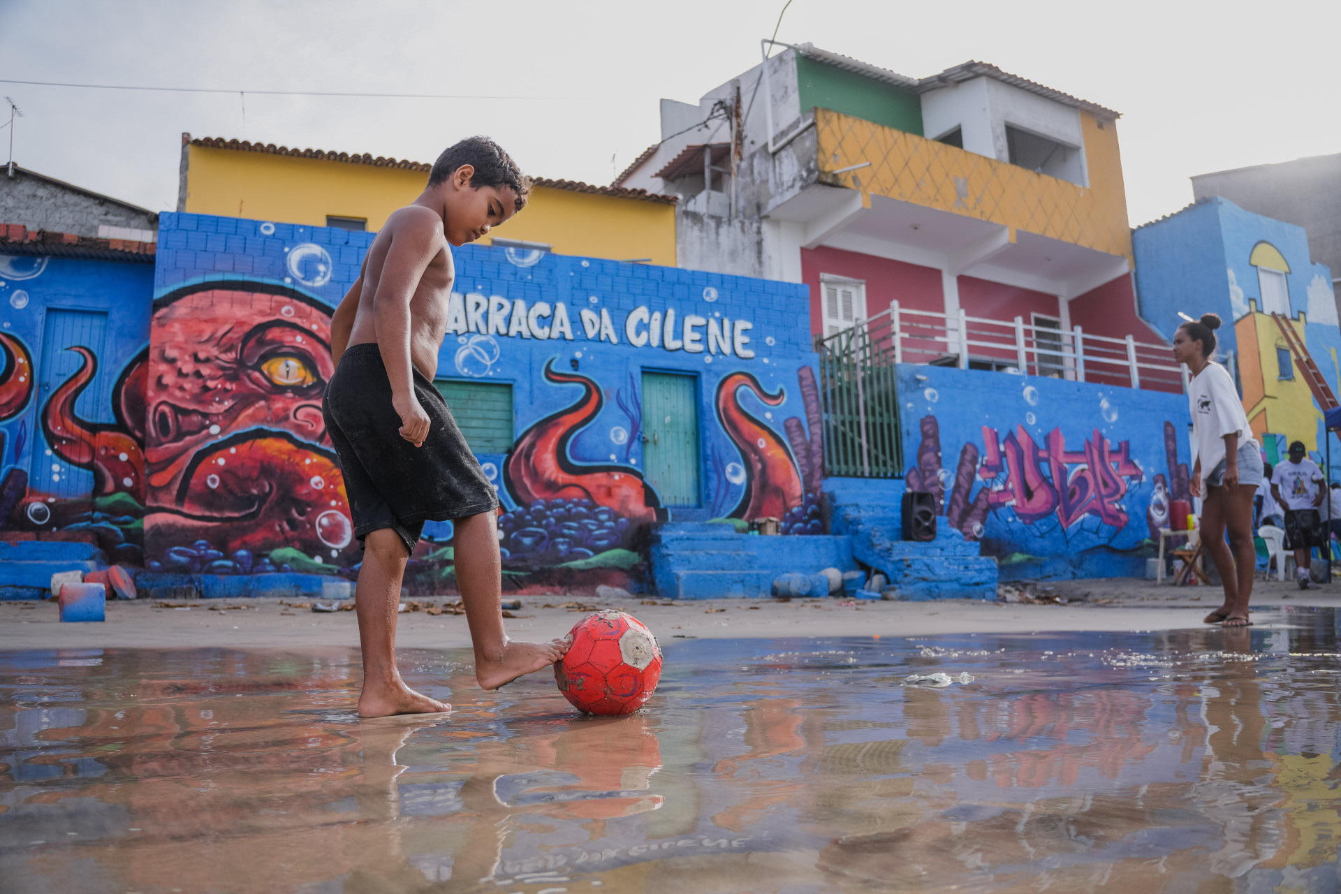 FORTALEZA-CE, BRASIL, 09-04-2025: O grupo Serviluz em Cores se reúne para pintar a casa de moradores do Titanzinho. (Foto: Fernanda Barros/ O Povo)
