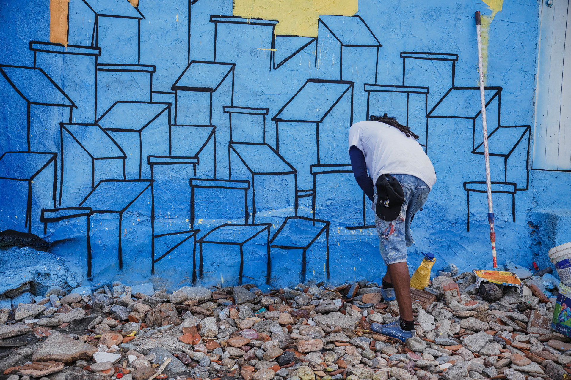 FORTALEZA-CE, BRASIL, 09-04-2025: O grupo Serviluz em Cores se reúne para pintar a casa de moradores do Titanzinho. (Foto: Fernanda Barros/ O Povo)