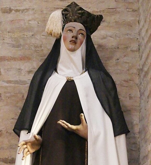 Não há cor, porque a pele está mumificada, mas é visível, especialmente na metade do rosto. É possível ver bem. Os médicos especialistas conseguem ver quase claramente o rosto de Teresa”, disse o padre Marco Chiesa, postulador geral da Ordem dos Carmelitas Descalços.