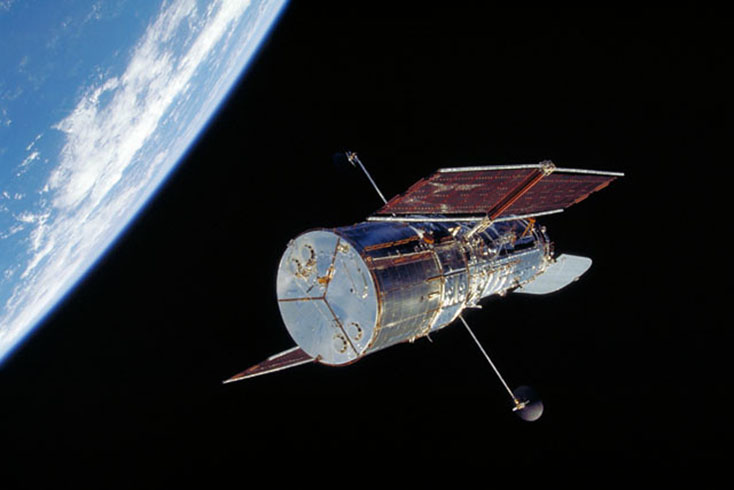O Hubble foi programado para ficar a uma altitude de cerca de 540 km da superfície do planeta Terra. 
